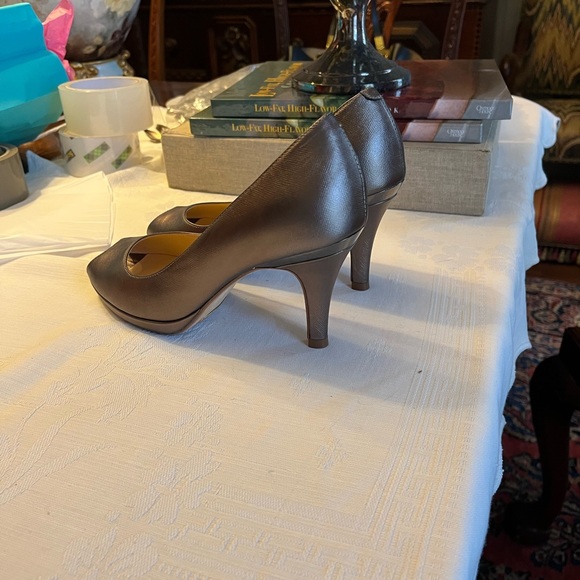 Lovely pair of Cole Haan Heels, size 7, with open toe and approx 3” heels - Picture 4 of 5